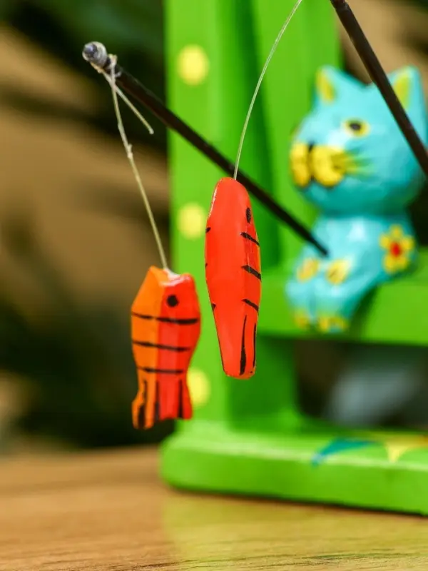 Сувенир "Котята на качелях" дерево 10х3,5х15 см, цв. зелёный