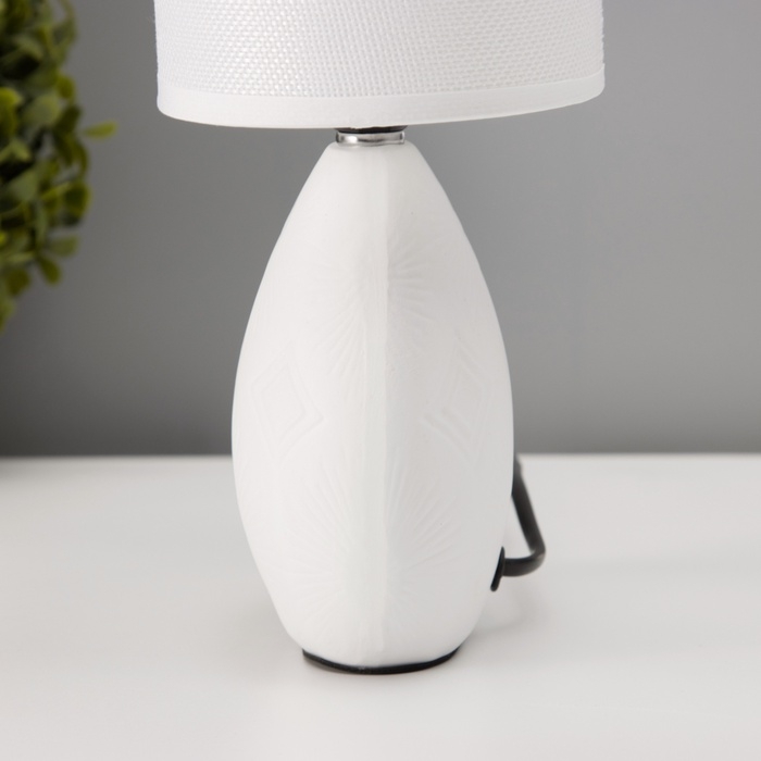 Настольная лампа с абажуром RISALUX &laquo;Фиесс&raquo;, Е14, 40 Вт, белый, 13&times;13&times;27 см