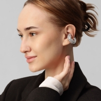 Серьги &laquo;Каффы&raquo; бублик, крупные стразы, белые в серебре