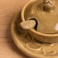 Соусник с крышкой на подставке "Флора" керамика, цв. бежевый, 11х11х7 см