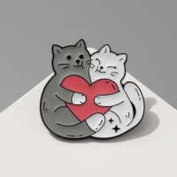 Значок "Котики" влюблённые, цветной в чёрном металле