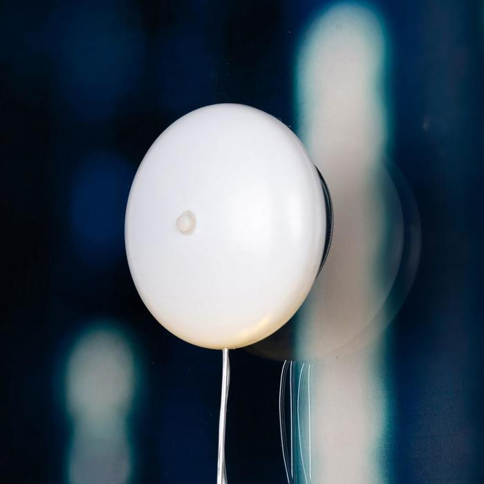 Светодиодная фигура на присоске &laquo;Дед Мороз в санях&raquo; 44 &times; 25 см, пластик, батарейки АААх3 (не в комплекте), свечение тёплое белое