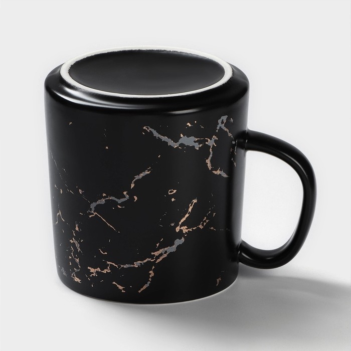 Кружка керамическая с ложкой &laquo;Чёрный мрамор&raquo;, 350 мл, цвет чёрный