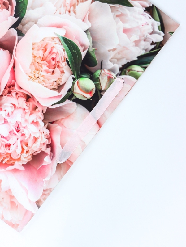 Пакет подарочный ламинированный горизонтальный &laquo;Белые бутоны&raquo;, L 40 &times; 31 &times; 14 см