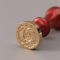 Печать для сургуча с пластиковой ручкой "Венок с буквой Q" 2,5х2,5х6,3 см