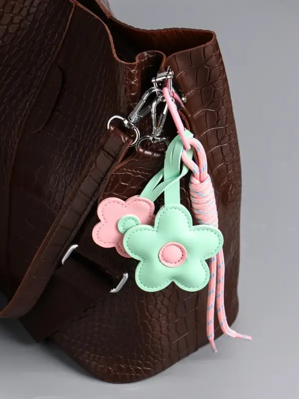 Брелок на карабине кожзам, текстиль "Цветочки" мятно-розовый, с узлом 25х7х1,5 см