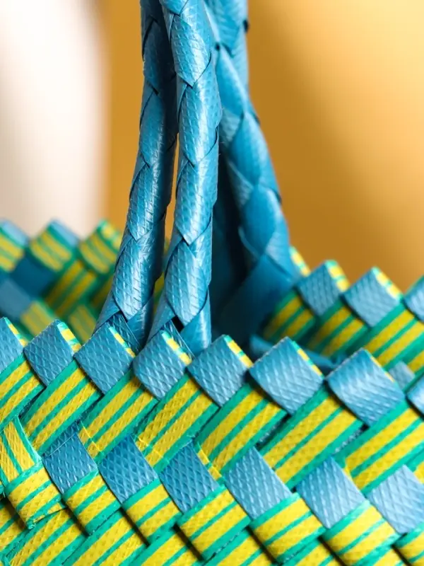 Сумка плетёная пластиковая 30х10х33 см, цв. сине-жёлтый