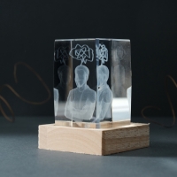 Сувенир стекло подсветка "Прямоугольник. Мыслитель" подставка дерево, USB 7х7х10