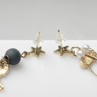Серьги с жемчугом &laquo;Япония&raquo; аист и звёзды, цветные в золоте