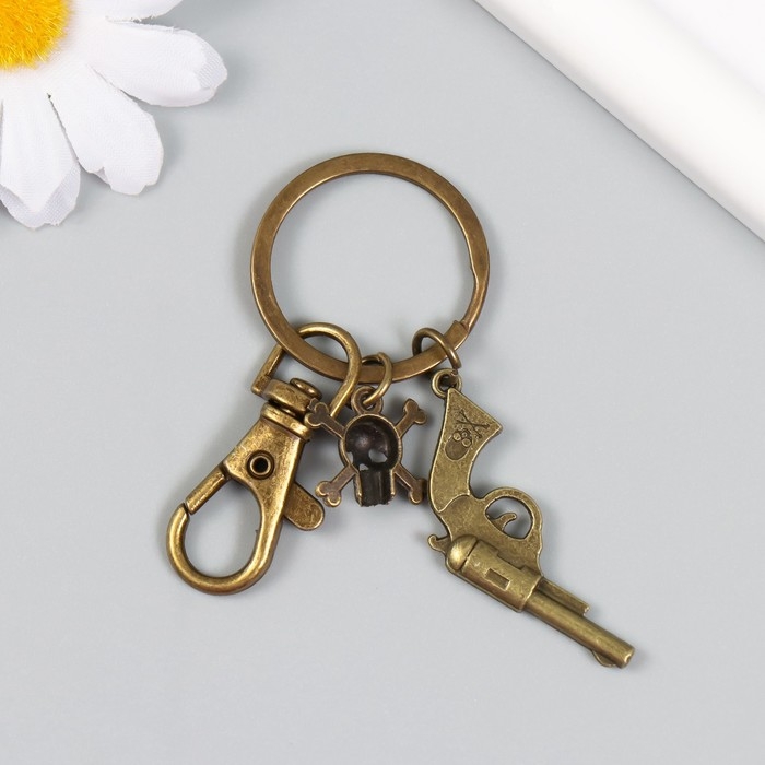 Брелок металл с карабином "Револьвер и череп" бронза 7,5 см