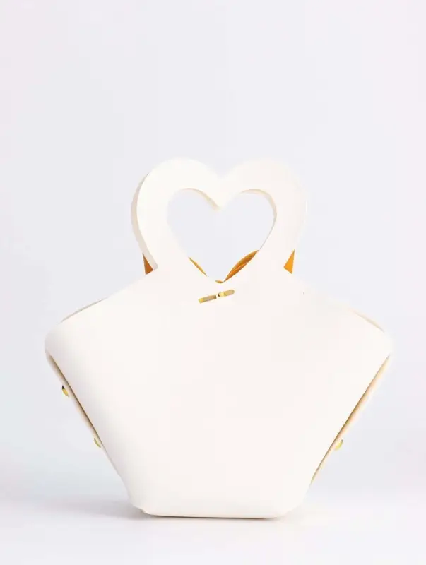 Кожанная подарочная сумочка 10,5 х 5 х 6 см белая