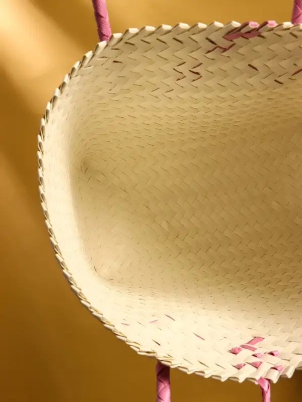 Сумка плетёная на застёжке &laquo;Девочка с букетом&raquo;, 40&times;10&times;55 см, пластик, бело-розовая