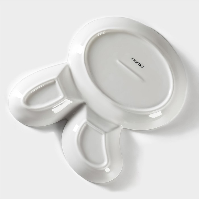 Блюдо фарфоровое для подачи Magistro &laquo;Ушастый зай&raquo; с двумя соусниками, 27&times;22,5 см, цвет белый