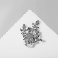 Брошь &laquo;Цветы&raquo; на ветке, цвет бело-зелёный в серебре