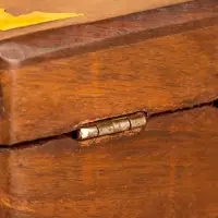 Шкатулка квадратная  с замочком латунь 10х10х6 см, дерево шишам