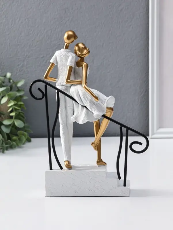 Сувенир полистоун "Парочка стоит у перил" бело-золотой 5,5х20х26,5 см