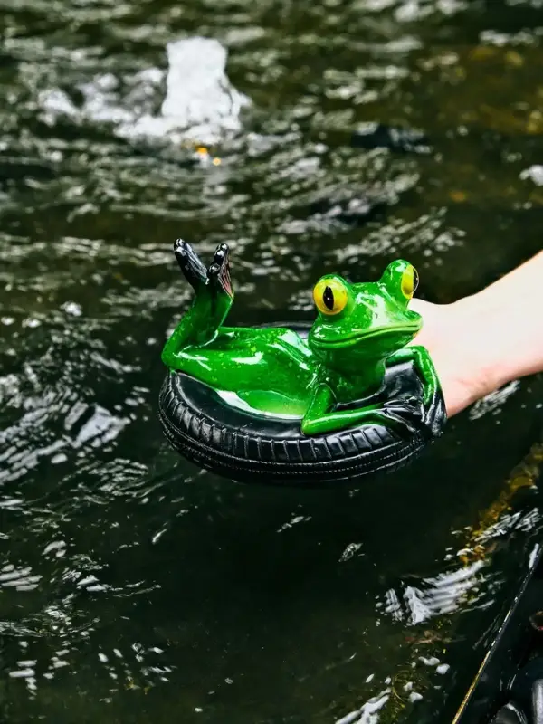 Садовая фигура 14 х 13 х 9,5 см "Лягушка на шине" Водоплавающая