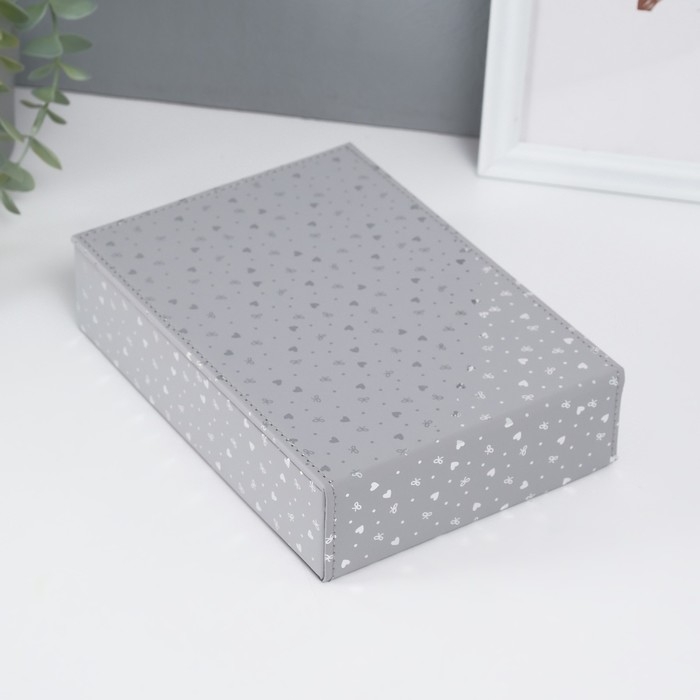 Шкатулка кожзам для украшений с зеркалом "Сердечки" серая матовая тиснение 15х21,5х5,5 см