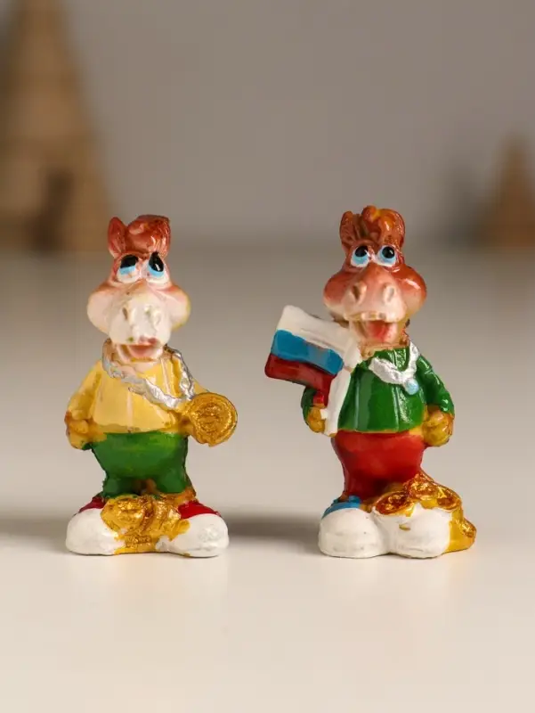 Сувенир полистоун "Конь в спортивном костюме" МИКС 3,3х2,3х5 см