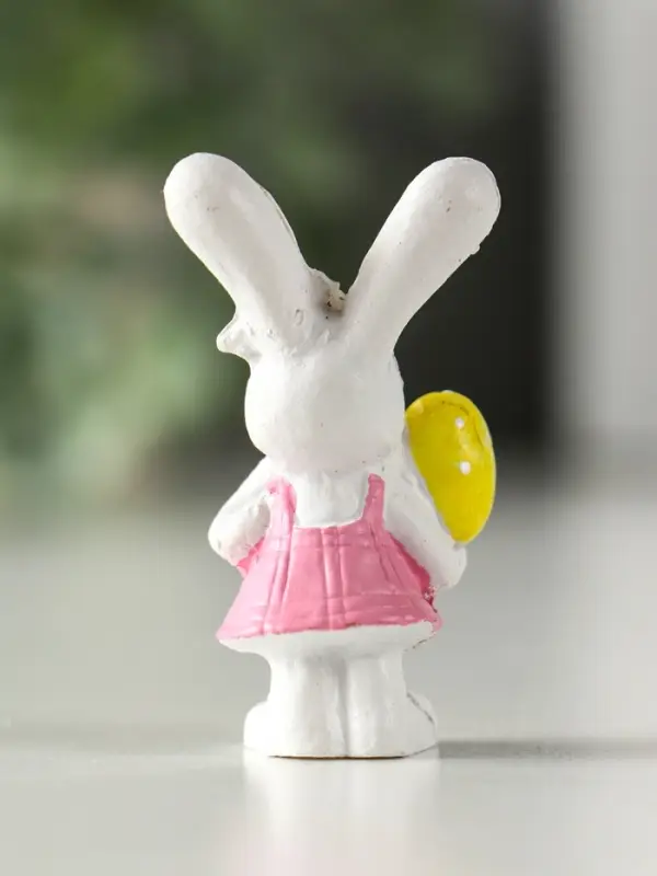 Сувенир полистоун "Белый зайка с яйцом/букетом" МИКС 2,2х3х4,2 см