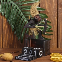 Сувенир календарь &laquo;Абориген с луком&raquo;, 23 см, дерево