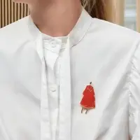 Брошь "Дама в пальто" с эмалью, цвет красный в золоте