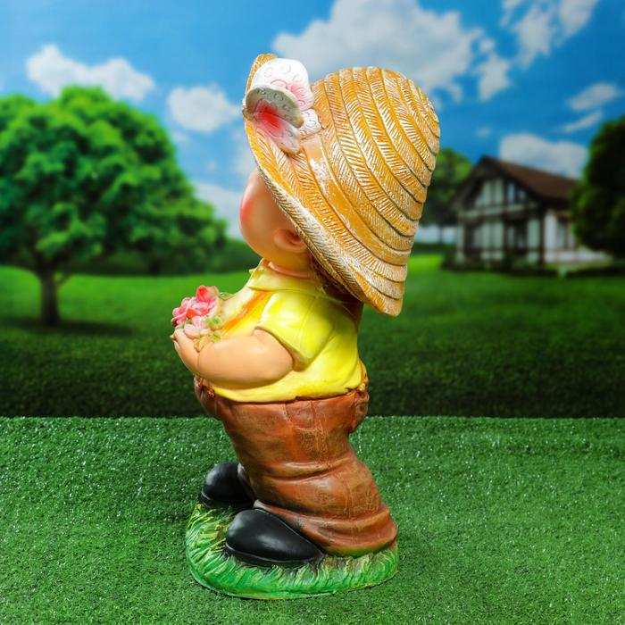 Садовая фигура "Мальчик с цветами" 20х25х46см