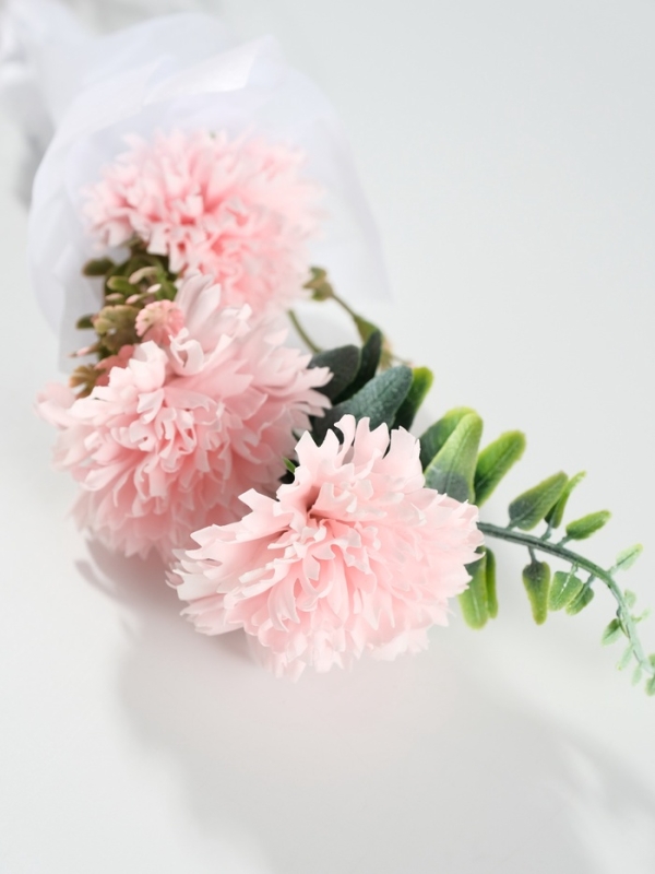 Букет из мыльных лепестков "Три гвоздики на подиуме" розовый 8х8х25 см