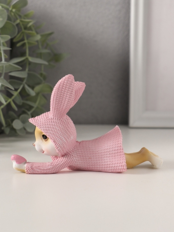 Сувенир полистоун "Зайка в вязаном розовом платьице, смотрит на сердечко" 12,5х5,5х8 см