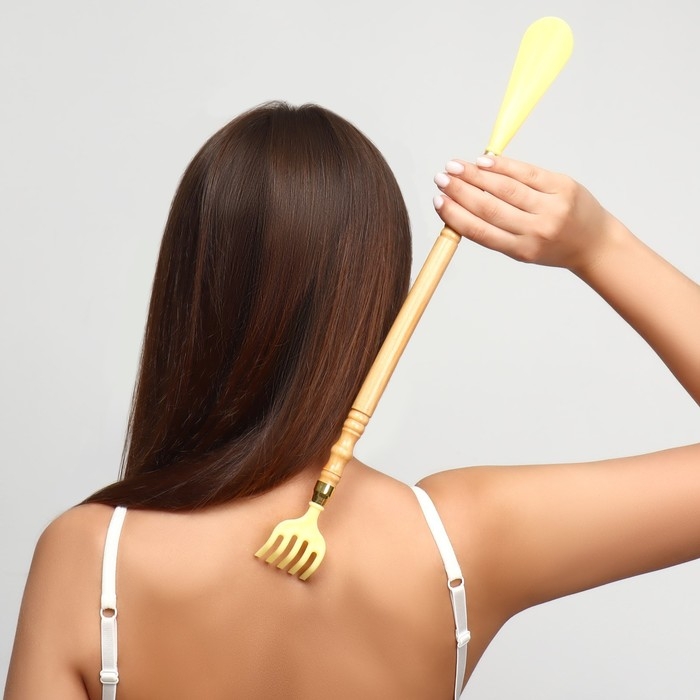 Массажёр - чесалка, универсальный, с ложкой, деревянный, 47 &times; 4 &times; 3 см, цвет жёлтый