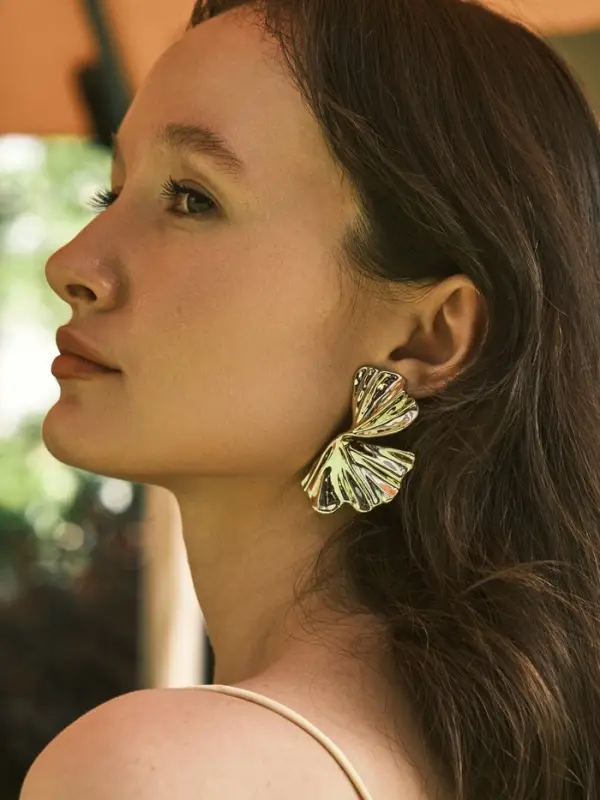 Серьги пластик &laquo;Лепестки&raquo; асимметрия, цвет золото