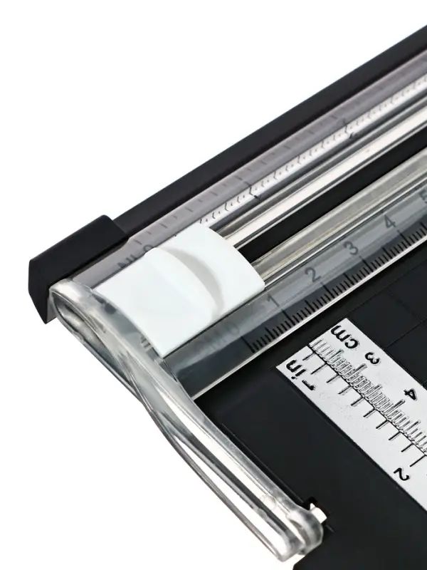 Резак для бумаги роликовый А4, до 3 листов,безопасное лезвие, длина реза 300мм,корпус черный