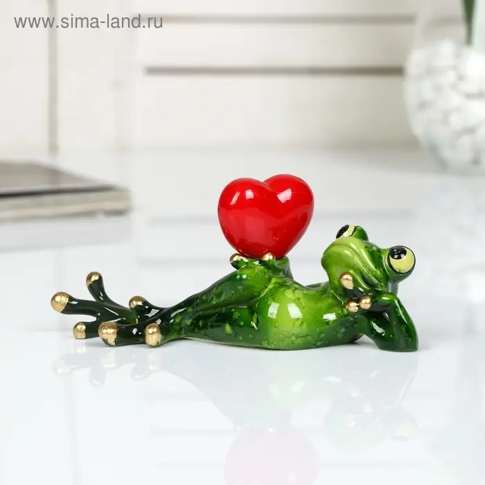 Сувенир полистоун лак "Лягушонок лежит с сердцем в руке" 6х5х15 см
