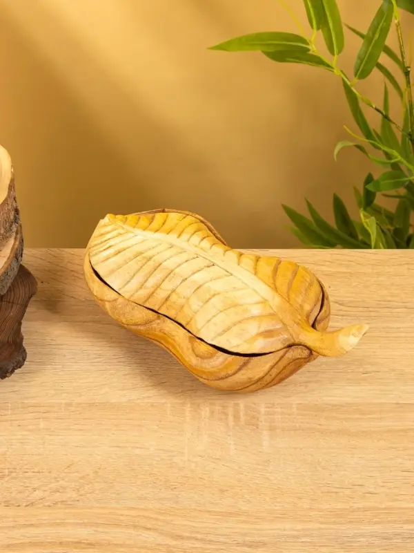 Конфетница "Лист" дерево Джампинис 26х13х8 см