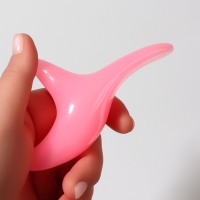 Массажер д/лица смола Гуаша Бумеранг 12*6*3,5см розовый пакет QF