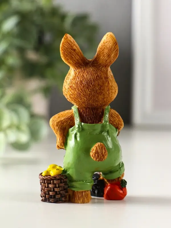 Сувенир полистоун "Зайчик-огородник с корзиной с урожаем" МИКС 4,8х3,2х9 см