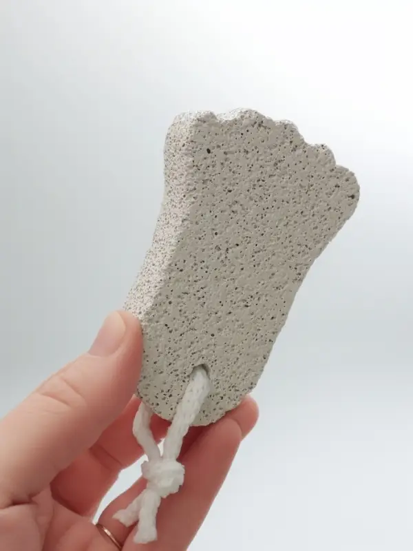 Пемза для педикюра &laquo;Ступня&raquo;, с подвесом, 9&times;6 см, в коробке, белая