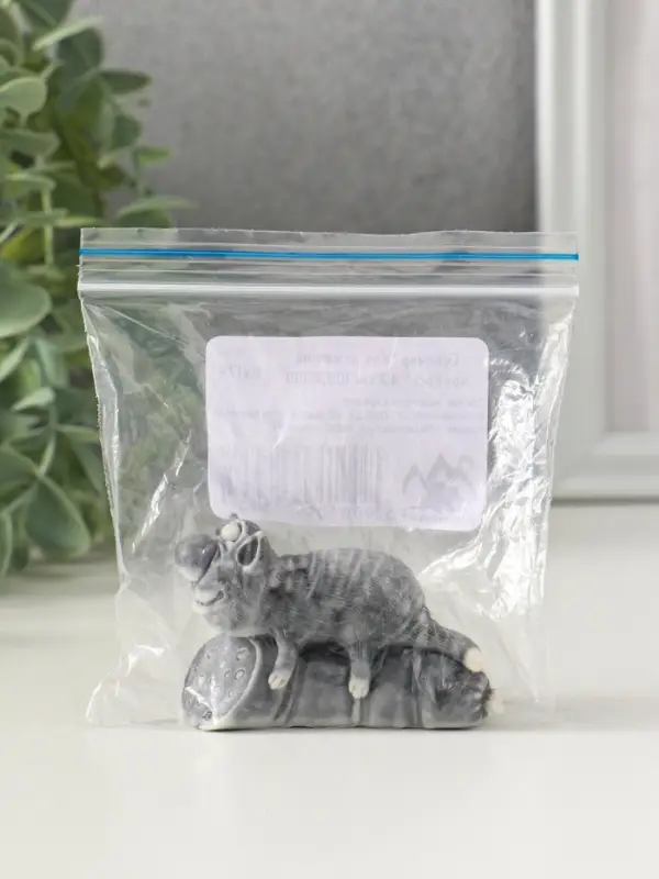 Сувенир "Кот лежит на колбасе" 4,2 см