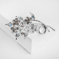 Брошь &laquo;Цветы&raquo; на ветке, цвет белый в серебре