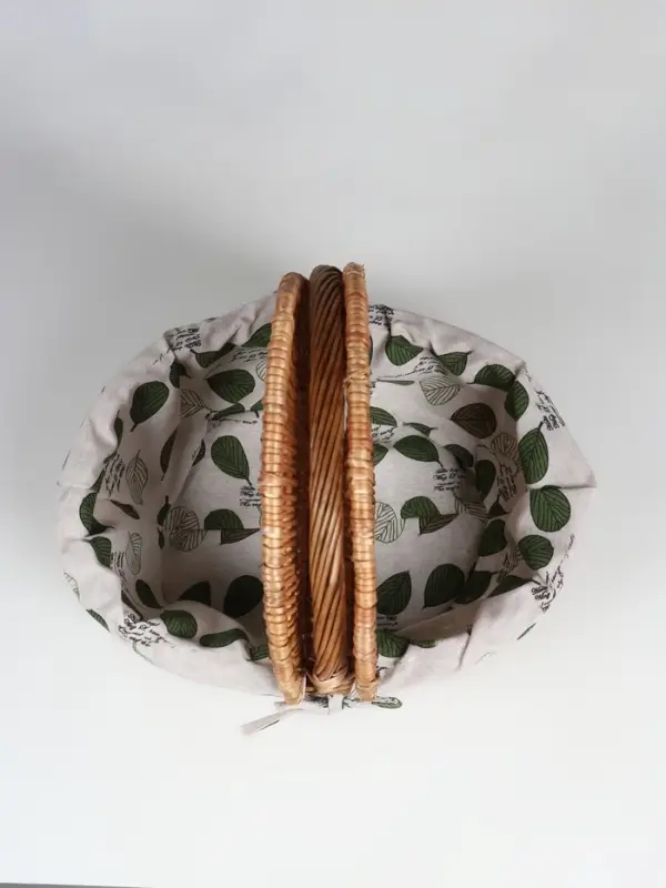 Плетёная корзина-лукошко, ткань внутри, 2 крышки, 35&times;28 см, высота 14.5 см, высота с ручкой 31 см, дно