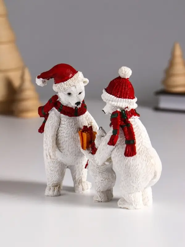 Сувенир полистоун "Семья белых медведей в вязаных шарфах и шапках" 10,5х4,3х10 см