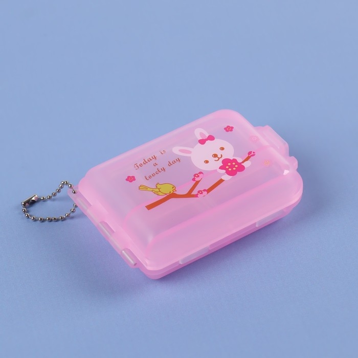 Таблетница с цепочкой, 9,5 &times; 6,5 &times; 3 см, 7 секций, цвет МИКС