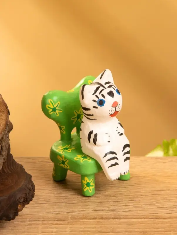 Сувенир дерево "Белый тигренок на стуле" 4х5,5х7,5 см