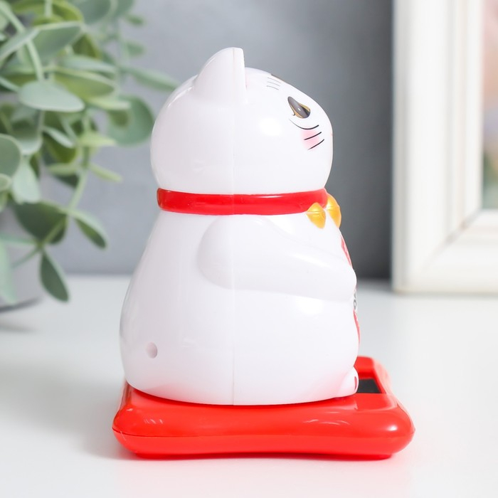 Маятник пластик от солн. батареи "Кот манэки-нэко, ошейник с бубенцами" белый 9,5х10х9,5 см   735357