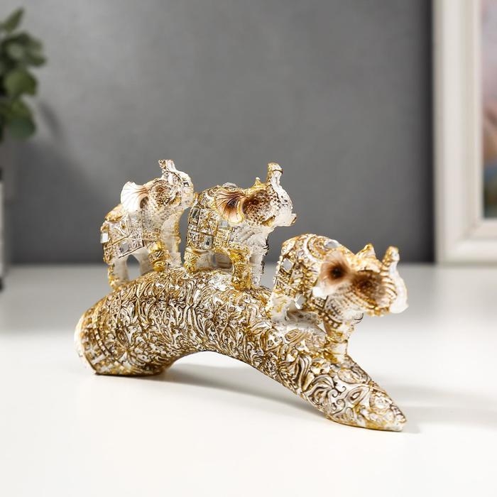 Сувенир полистоун "Белые слоны с попоной из арабского ковра на роге" 9х14х4 см