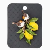 Брошь "Воробьи на ветке лимона", цветная в золоте