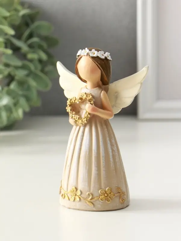 Сувенир полистоун "Девочка-ангел с венком-сердце" 4,5х8х12 см