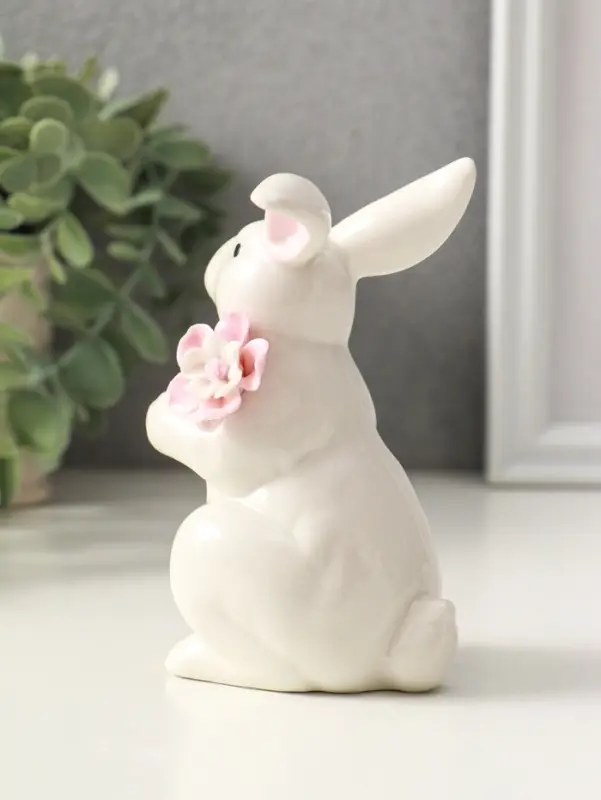 Сувенир керамика "Зайка с цветком" белый 4,5х8х11,8 см