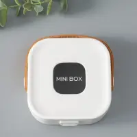 Шкатулка пластик для украшений с зеркалом, с ручкой 3 ячейки, 3 полосы, белый 9х9х3,8 см