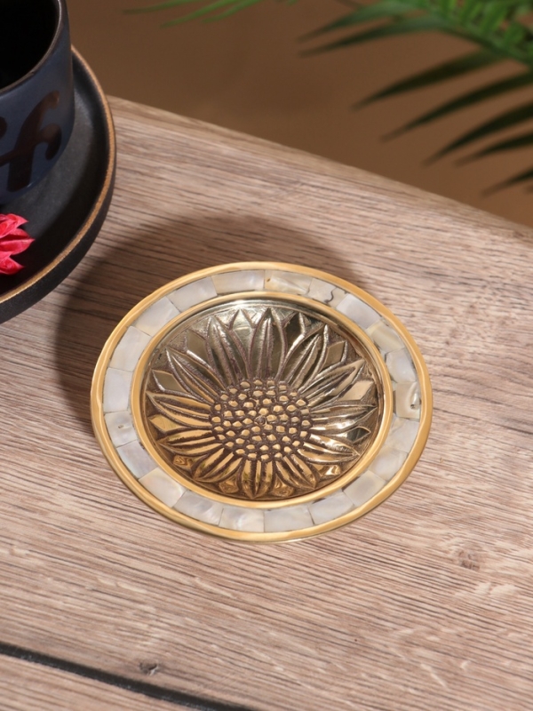 Блюдо сервировочное на ножке "Подсолнух" латунь с перламутром 11х11х2,5 см